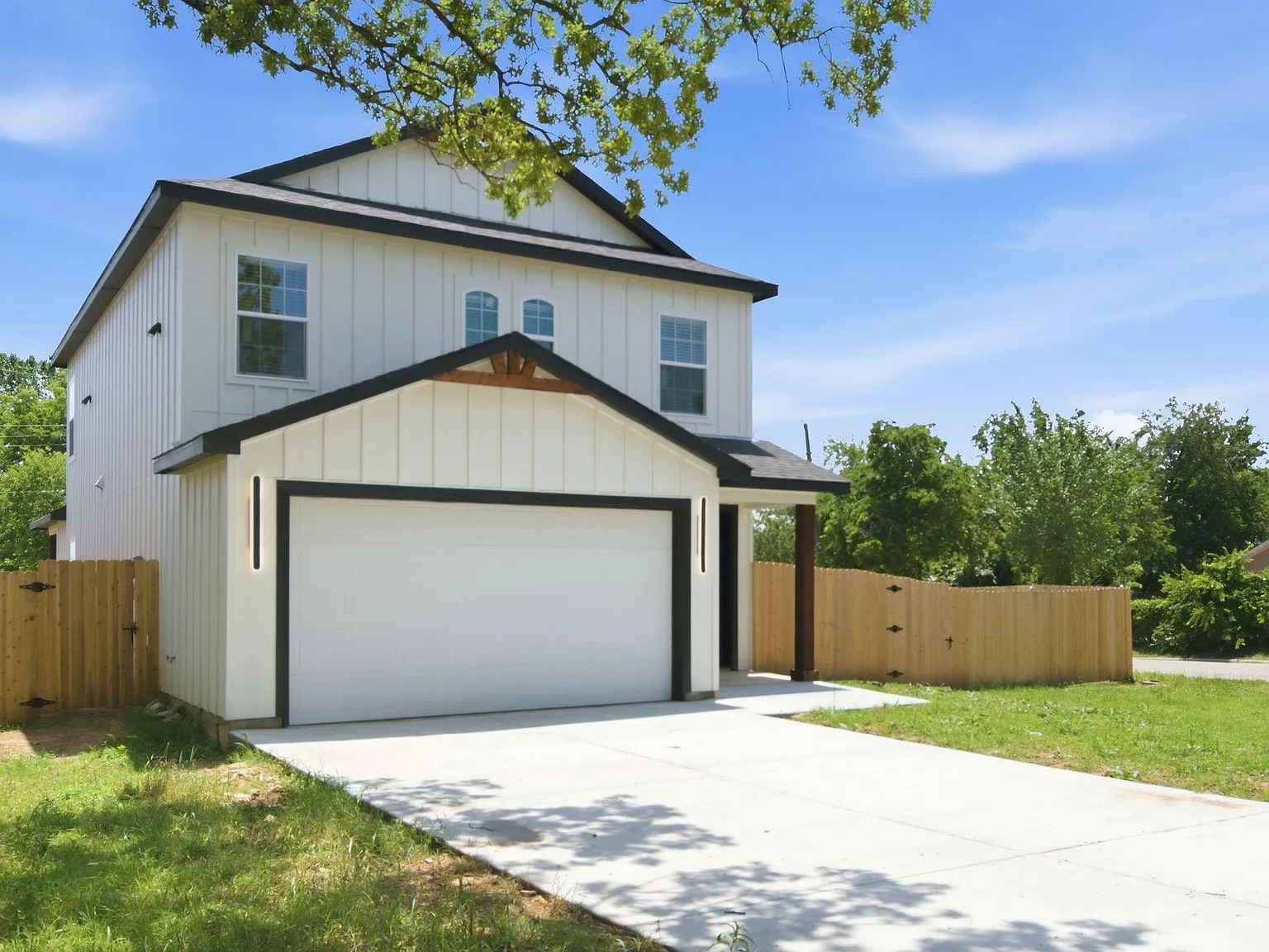 4 bed, 2338 sqft, $2,650 — Photo 2