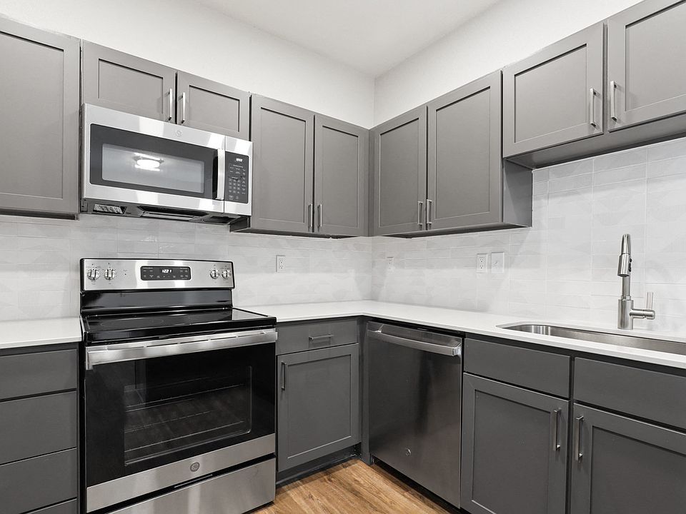 Stainless Steel Appliances at Switchback on Platte Apartments in Littleton, CO