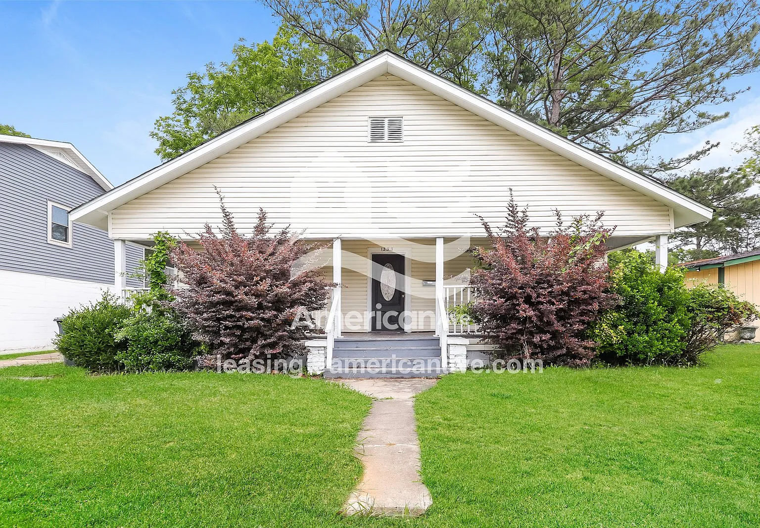 3 bed, 1.0 bath, 1756 sqft, $995 — Photo 1