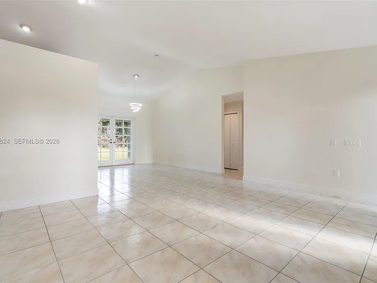 16035 SW 173rd Ave — Photo 4