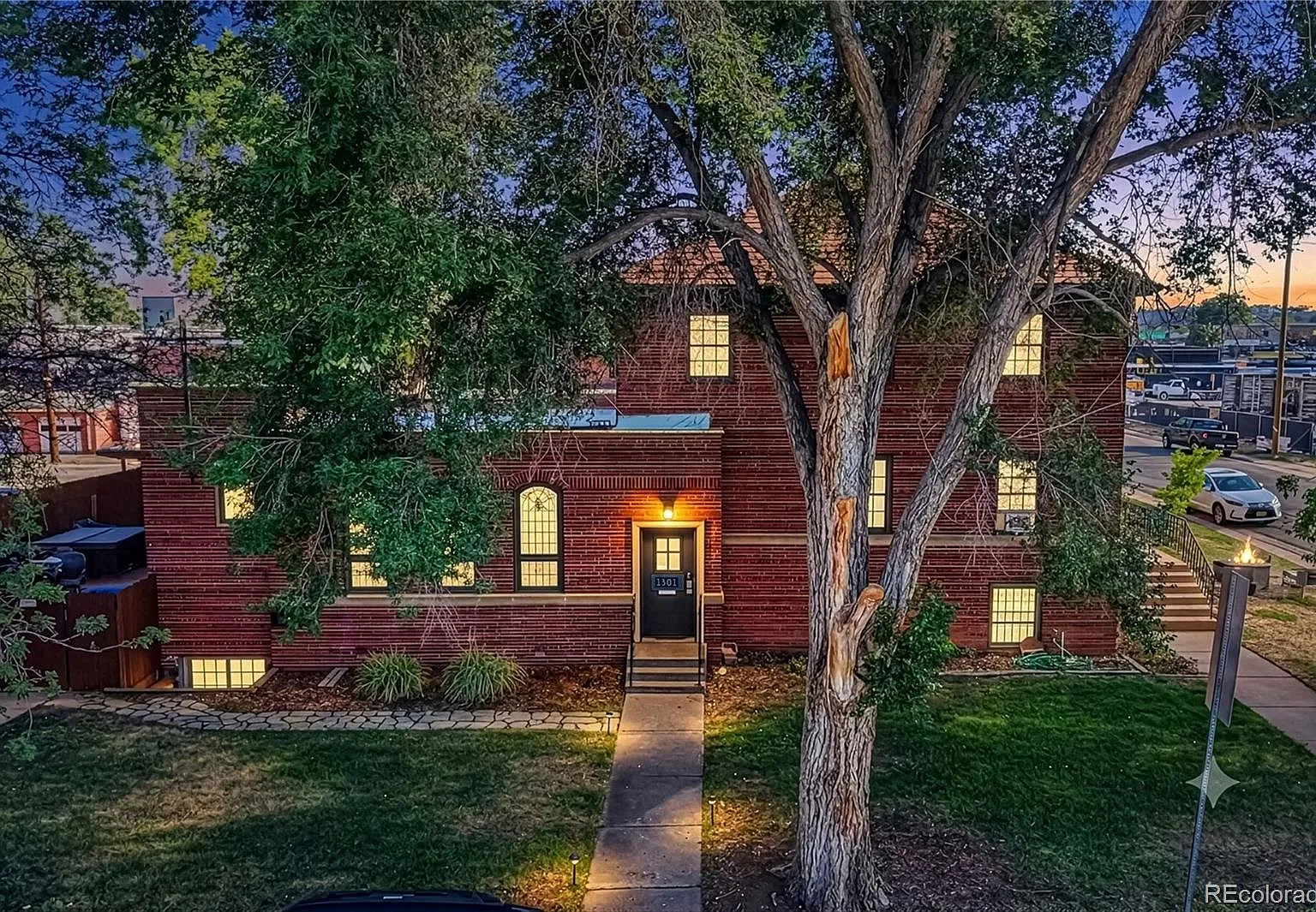 3 bed, 2.0 bath, 1814 sqft, $3,356 — Photo 3