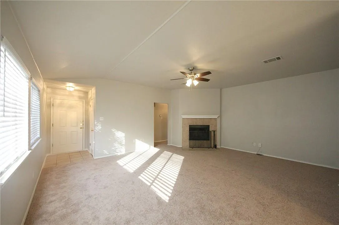 3 bed, 2.0 bath, 1513 sqft, $1,895 — Photo 2