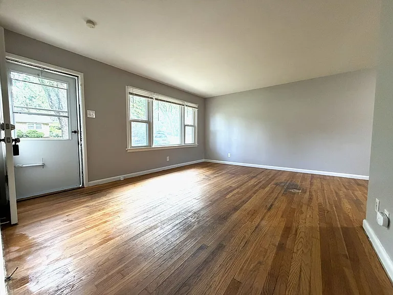 38 Fenwick Dr — Photo 2