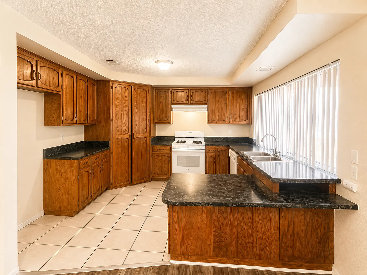 Apple Valley Garden Apartments (Avg) - Gold — Photo 3