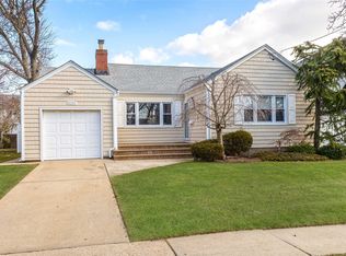3295 Frederick St, Oceanside, NY 11572