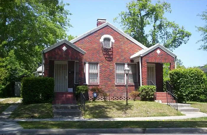916 E 40th St — Photo 1
