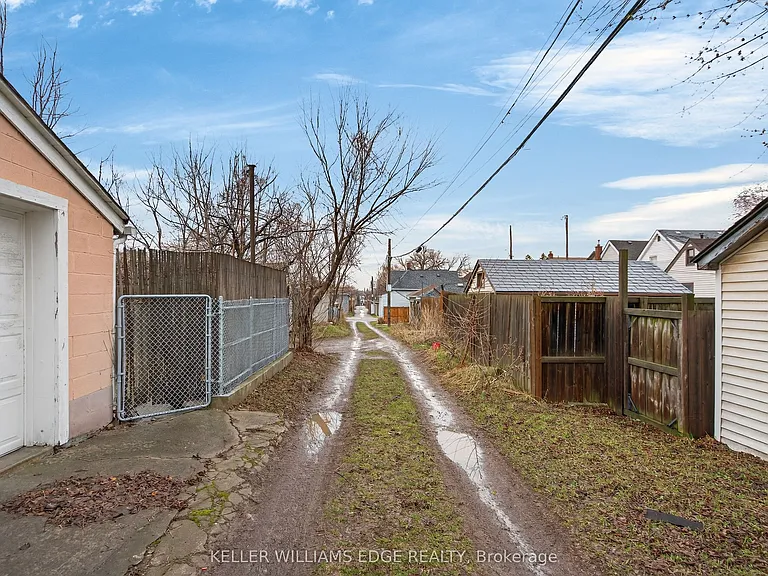 209 Glendale Ave N — Photo 34