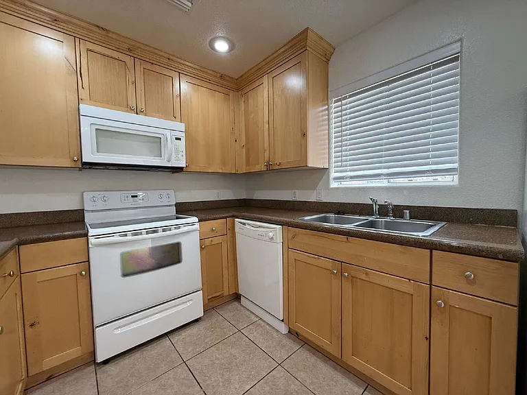 384 Anna Cir #A — Photo 8