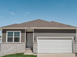11456 White Pine Dr, Papillion, NE 68046