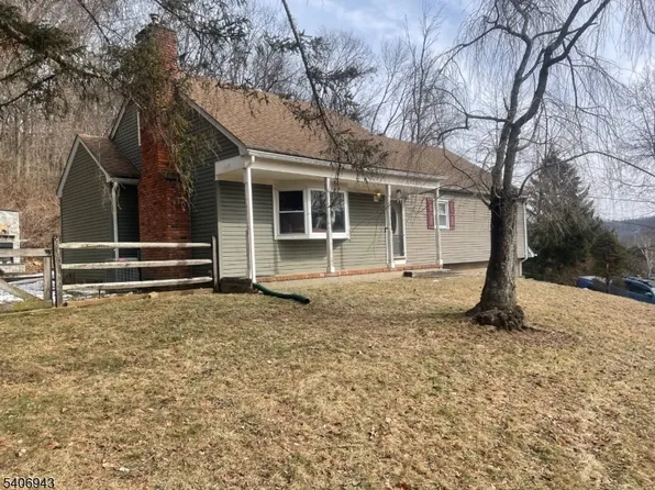 8 Diana Ct, Lebanon Twp., NJ 07830