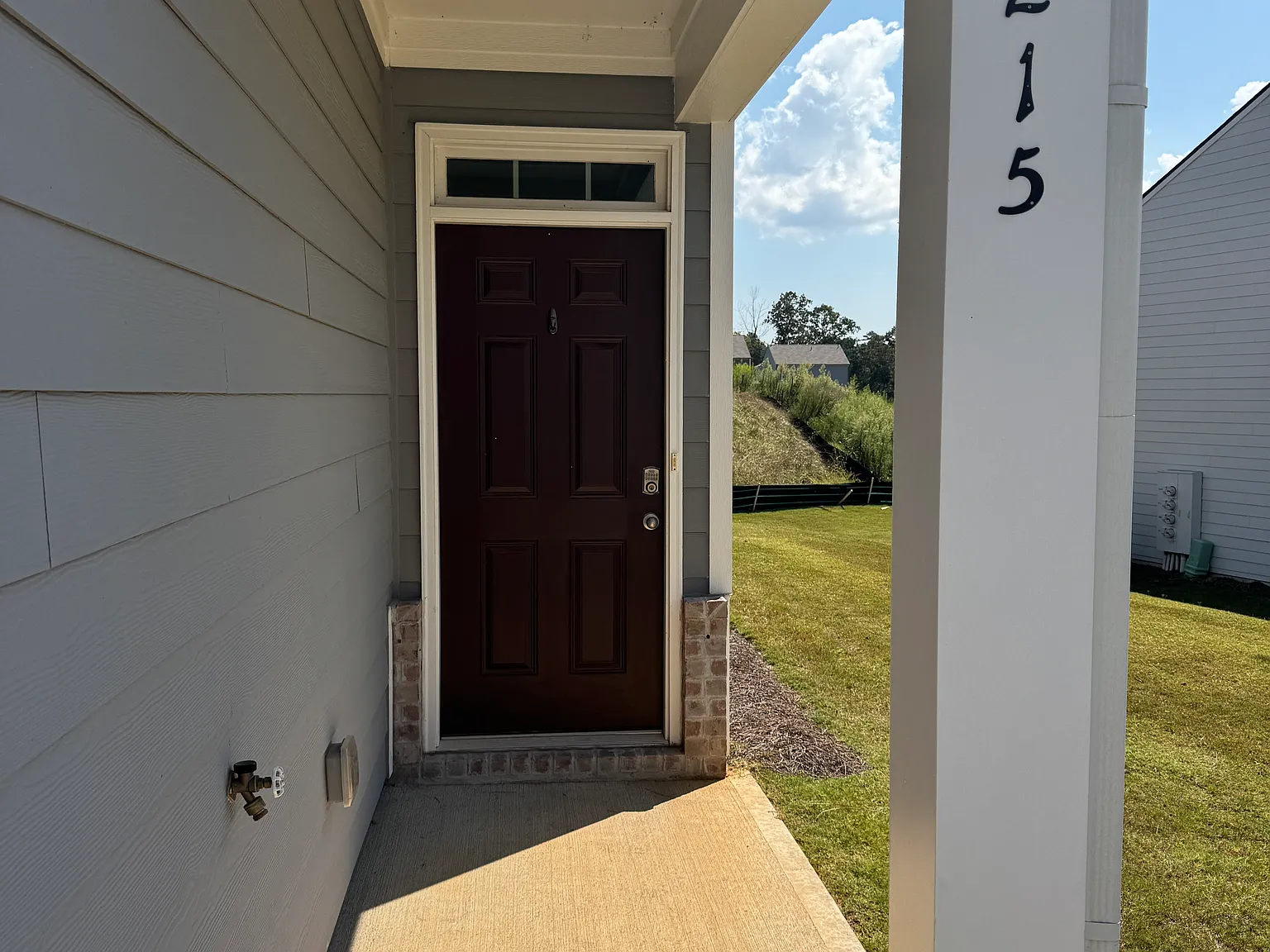 3 bed, 2.5 bath, 1850 sqft, $2,200 — Photo 2
