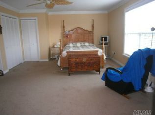 3 Purple Beech St, Calverton, NY 11933