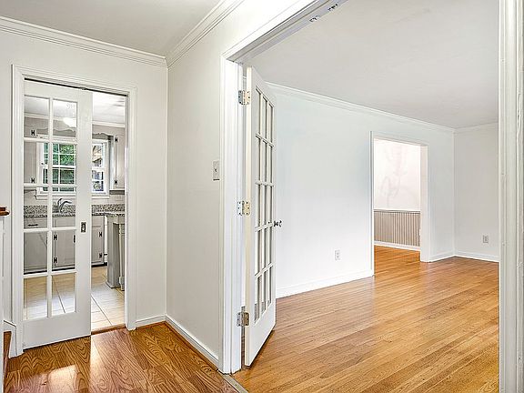 3rd image of 3020 Shoreham Dr