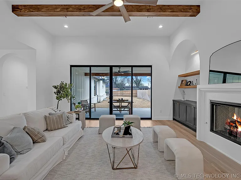 515 W El Paso St — Photo 14