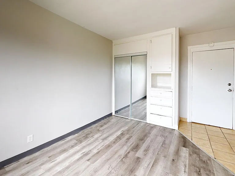 6460 Wyandotte St E — Photo 13