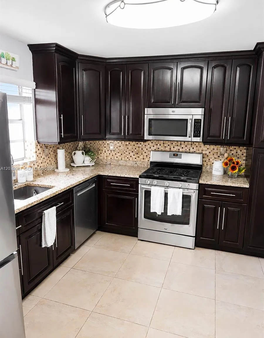 Centre Court Condo — Photo 3