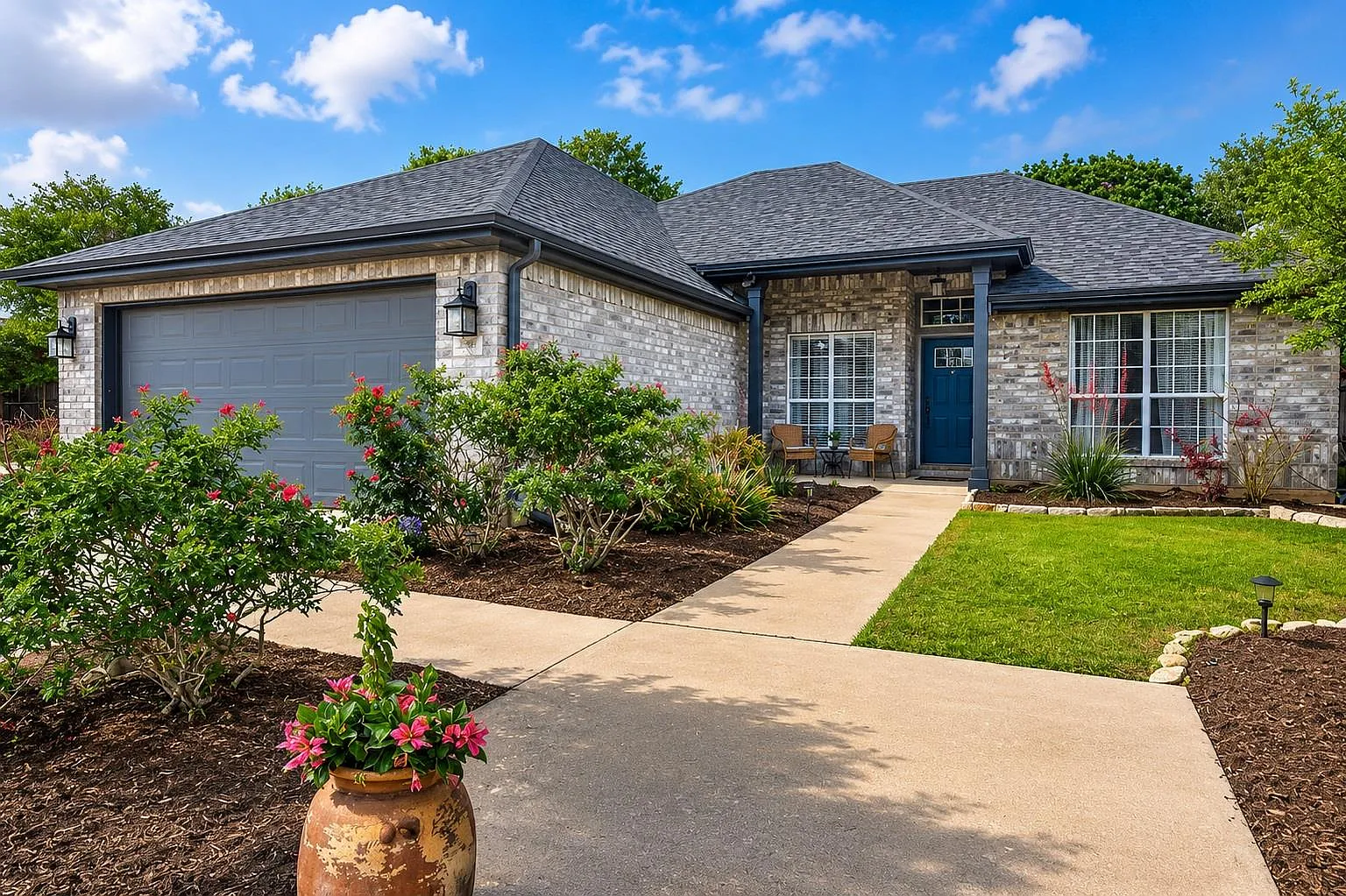 3 bed, 2.0 bath, 1718 sqft, $2,200 — Photo 1