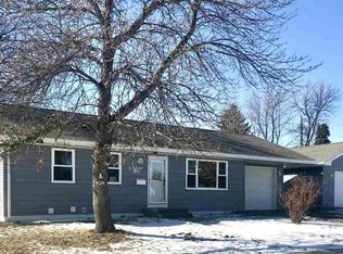 1315 Valley View Dr, Minot, ND 58703