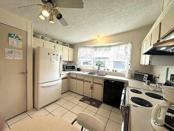 4th image of 25 Country Meadows Blvd