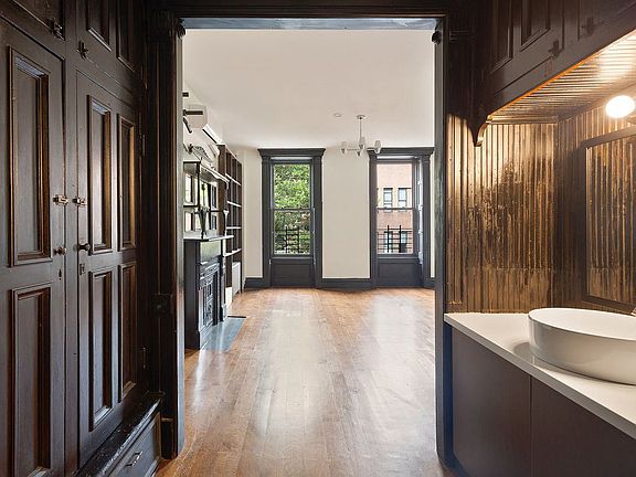 5th image of 160 W 136th St