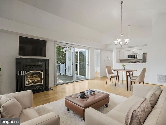 3rd image of 3426 Lakeside View Dr #10-4