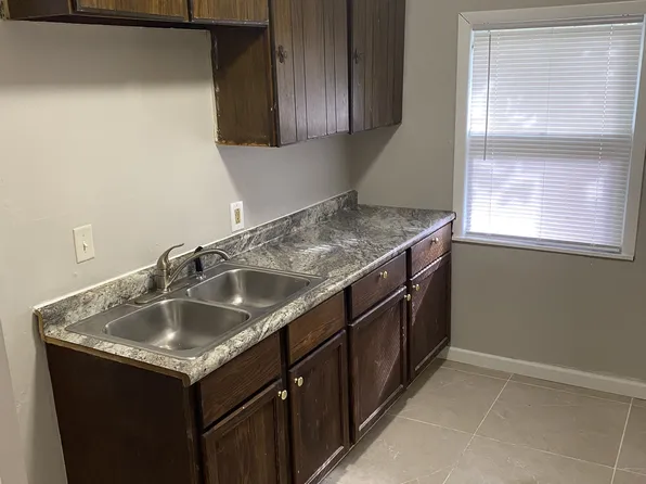 948 Leslie St, Lansing, MI 48912