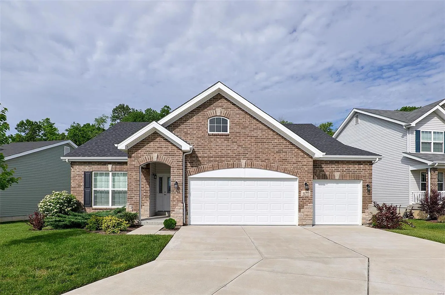 571 Winding Bluffs Dr photo 1
