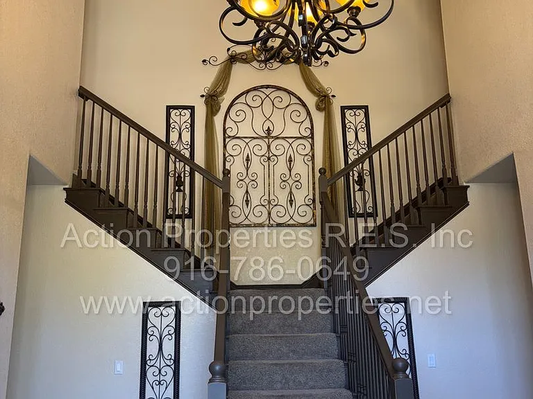 4726 Abbey Hl — Photo 4