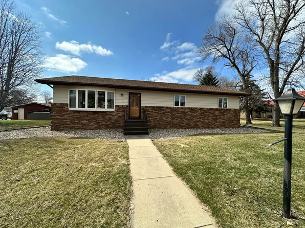 403 4th St SW, De Smet, SD 57231