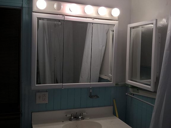 VANITY W LOTS OF SPACE