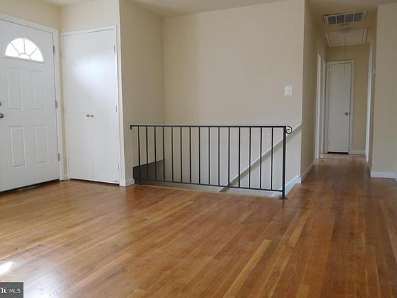 3rd image of 1902 Warren Dr