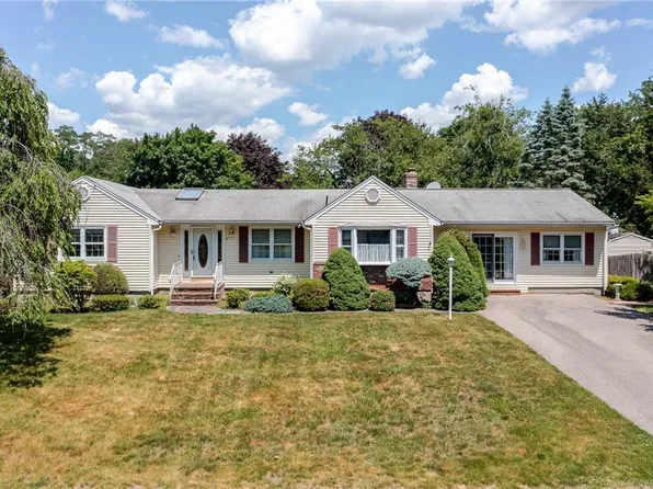 9 Apache Ln, Cumberland, RI 02864