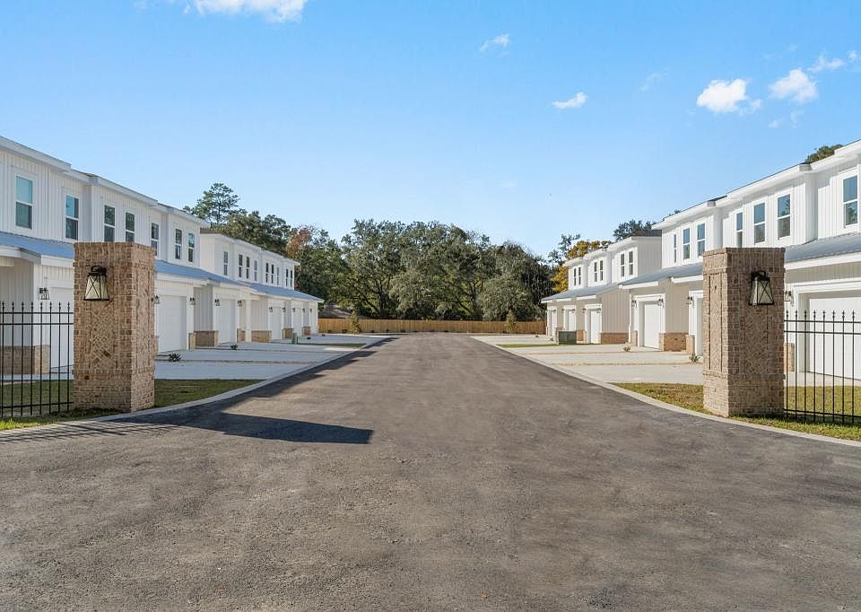 1st image of 525 Hill Ln