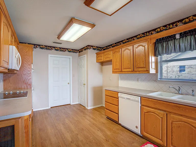 4804 Edgewater Dr — Photo 9