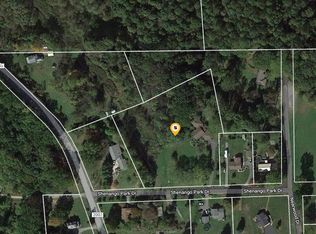 505 Shenango Park Dr, New Castle, PA 16101