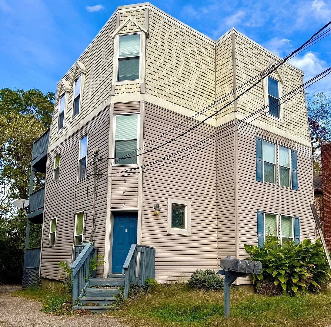 2 bed, 1.5 bath, 830 sqft, $1,495 — Photo 1