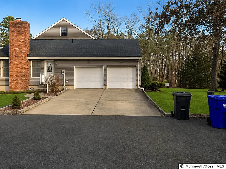 61 Honey Locust Dr — Photo 3