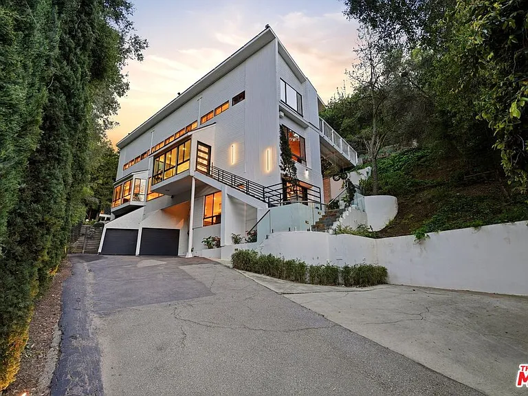 2350 Benedict Canyon Dr — Photo 64