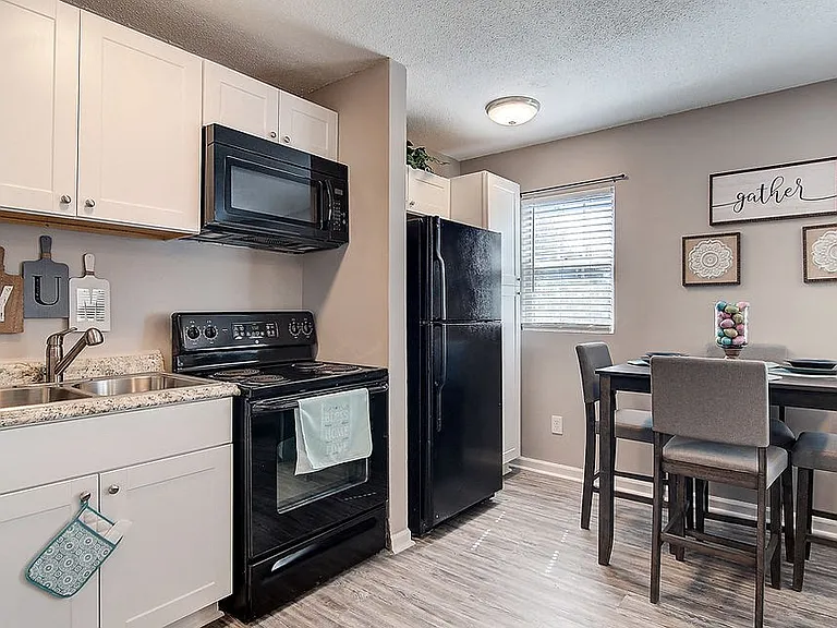 Cambridge Apartments — Photo 10