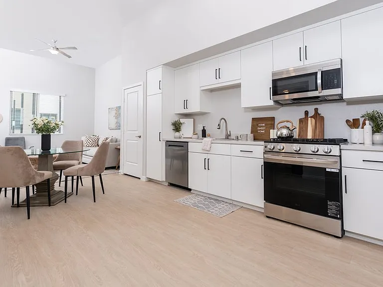Downtown Ontario Luxury Apartments — Photo 10