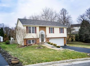 1708 Meadows Rd, Vinton, VA 24179