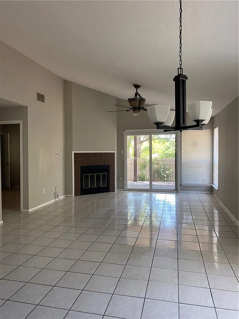 3 bed, 2.0 bath, 1268 sqft, $2,099 — Photo 3