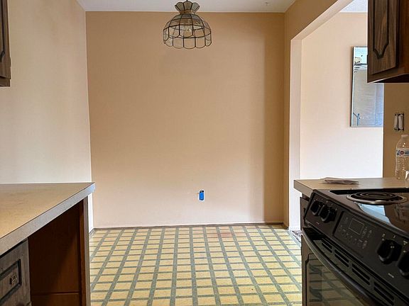 5th image of 34756 Jefferson Ave