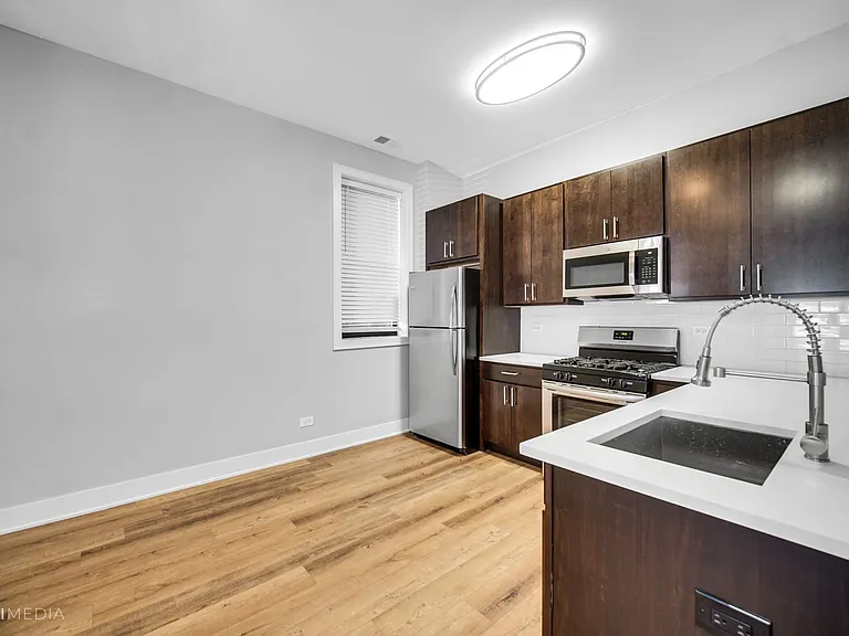 2735 W Polk St — Photo 8