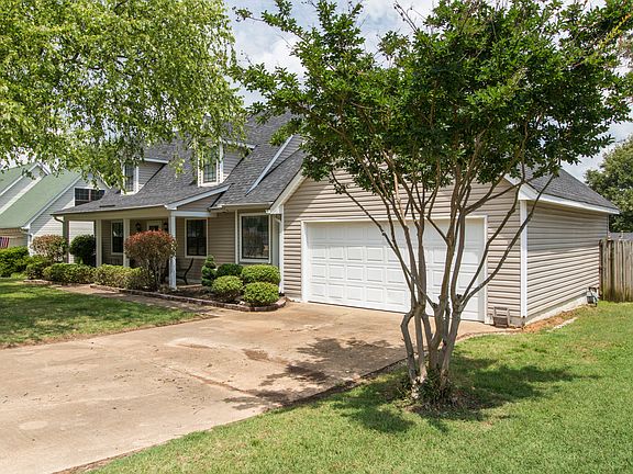 3rd image of 904 Waterford Pl
