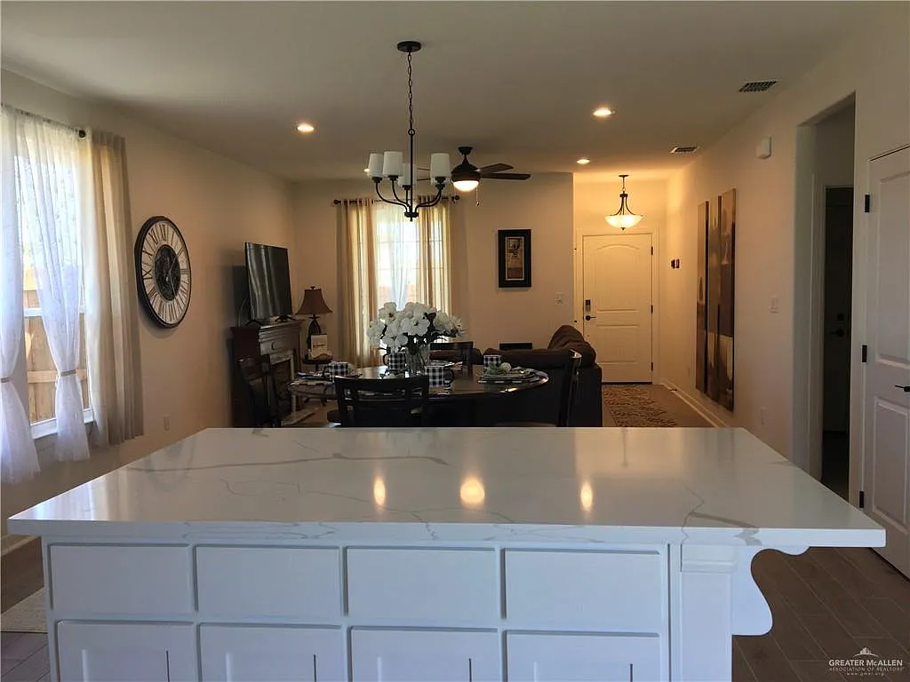 3 bed, 2.5 bath, 1725 sqft, $2,500 — Photo 4