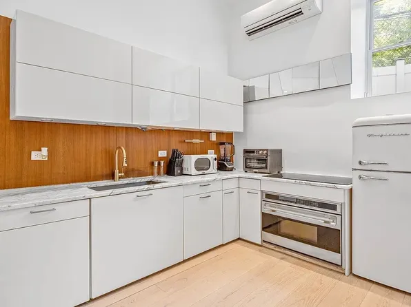 189 E 7th St #1, New York, NY 10009