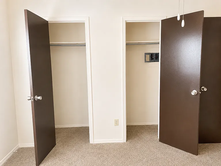 Woodside Village Apartments — Photo 37