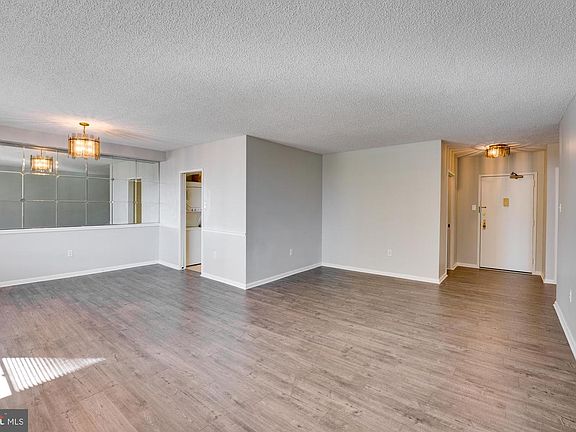3rd image of 3701 S George Mason Dr Unit 216N