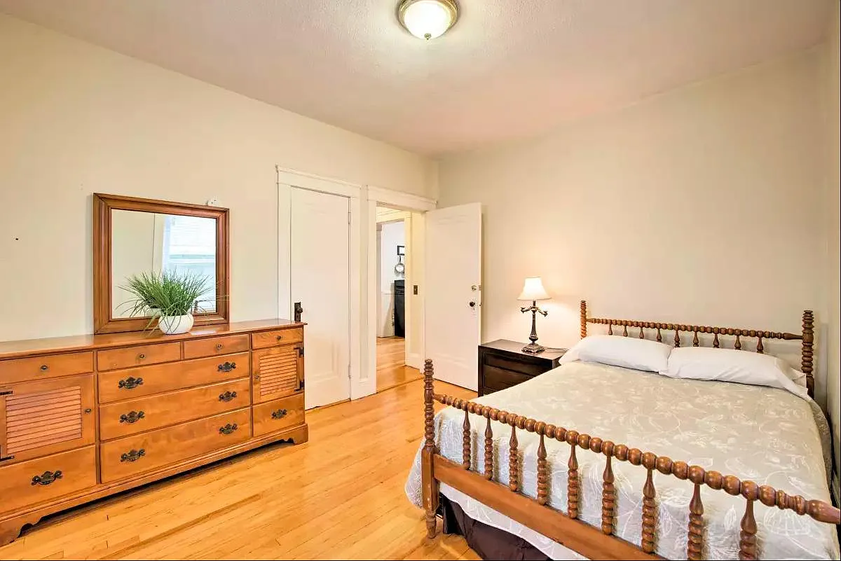 34 Pembroke Ave — Photo 1